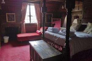 The Manor House at Pekes. The Oak bedroom, with Four Poster Bed. 