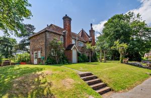 The Oast House on the Pekes Manor Estate - The Approach.