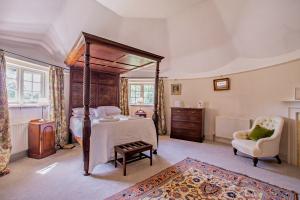 The Oast House on the Pekes Manor Estate - The Four-Poster Bed in one of the round towers. 
