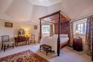 The Oast House on the Pekes Manor Estate - The Four-Poster Bed in one of the round towers. 