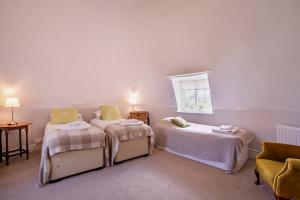 The Oast House on the Pekes Manor Estate - The Triple or Family Bedroom in the second Round Tower. 