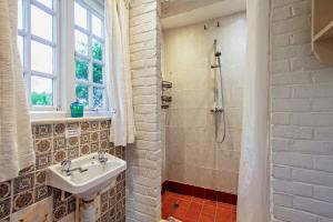 The Oast House on the Pekes Manor Estate - The downstairs shower room.
