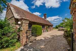 Tudor View at Pekes Manor - The main access, with The Manor to the right.