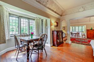 The Wing at Pekes Manor - The Dining Area with Bay Window and extendable dining table. 