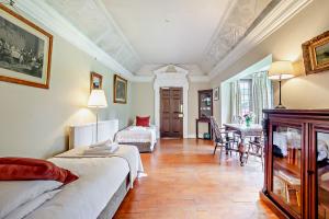 The Wing at Pekes Manor - Two single beds at the side of the Dining Area.