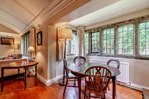 The Wing at Pekes Manor - The second Bay Window, which can also accommodate a double-sized Sofa Bed if required. 
